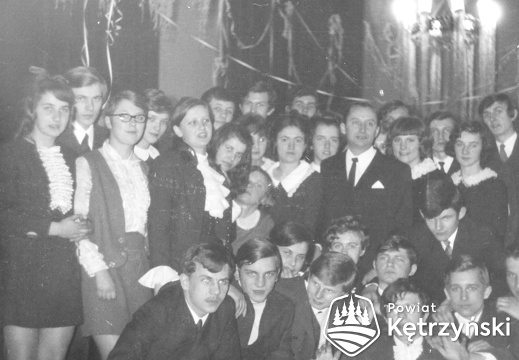 Klasa z wychowawcą (Tadeusz Kosek) podczas studniówki w auli Liceum Ogólnokształcącego – 8.02.1969r.   