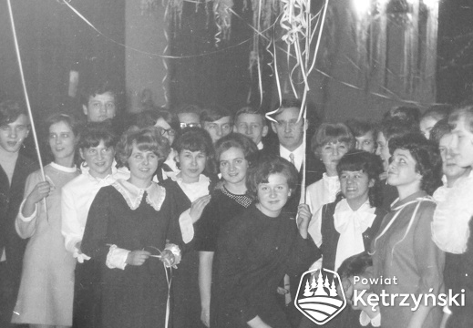 Klasa z wychowawcą (Franciszek Śniedziewski) podczas studniówki w auli Liceum Ogólnokształcącego – 8.02.1969r.    