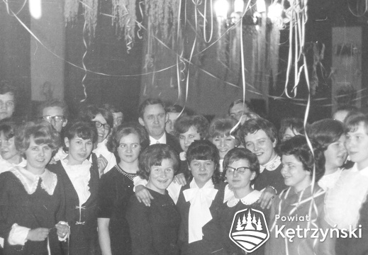 Klasa z wychowawcą (Franciszek Śniedziewski) podczas studniówki w auli Liceum Ogólnokształcącego – 8.02.1969r. 