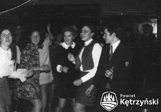 Zabawa młodzieży w czasie studniówki w auli Liceum Ogólnokształcącego – 8.02.1969r.          
