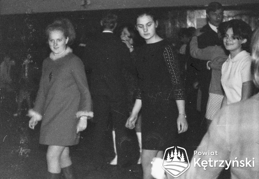 Zabawa młodzieży w czasie studniówki w auli Liceum Ogólnokształcącego – 8.02.1969r.        