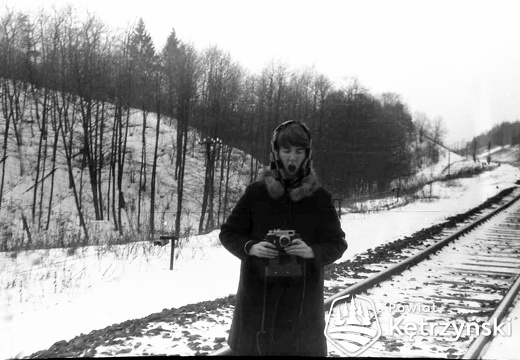 Dziewczyna z aparatem fotograficznym na torach kolejowych w okolicach „Górki Poznańskiej” – 18.02.1969r.   