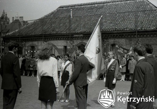  Boisko Liceum Ogólnokształcącego, przekazanie sztandaru szkoły przez dyrektora Pawła Ginaka – 1.05.1969r.      