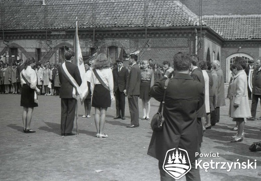 Boisko Liceum Ogólnokształcącego, po przekazaniu sztandaru – 1.05.1969r.       