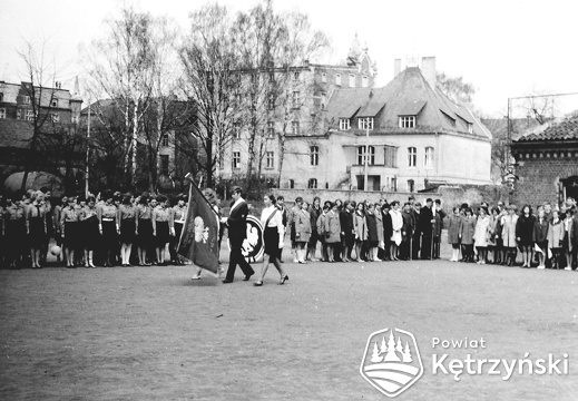 Boisko Liceum Ogólnokształcącego, poczet sztandarowy – 1.05.1969r.      