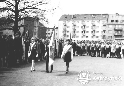 Boisko Liceum Ogólnokształcącego, poczet sztandarowy – 1.05.1969r.     