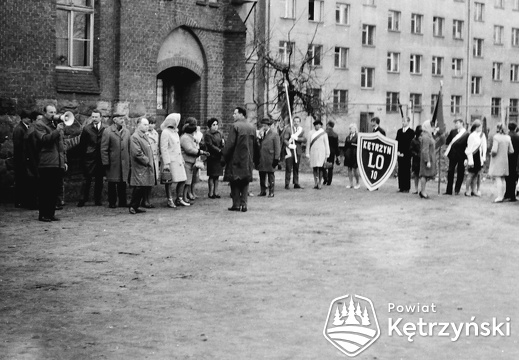 Przygotowanie do pochodu na boisku Liceum Ogólnokształcącego – 1.05.1969r.   