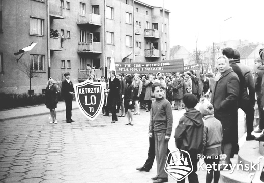 Czołówka pochodu Liceum Ogólnokształcącego ul. Staromiejska – 1.05.1969r.   