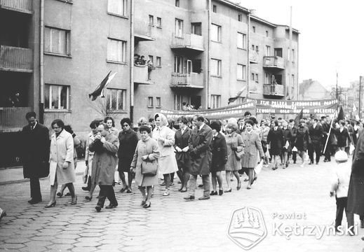 Kadra pedagogiczna Liceum Ogólnokształcącego podczas pochodu ul. Staromiejska – 1.05.1969r.   