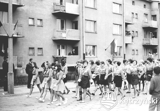Grupa harcerek Liceum Ogólnokształcącego podczas pochodu ul. Staromiejska – 1.05.1969r.         
