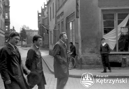 Nauczyciele Liceum Ogólnokształcącego w pochodzie, od lewej Mirosław Jasionowicz, Kazimierz Ogrodnik, Zdzisław Sierakowski – 1.05.1969r.     