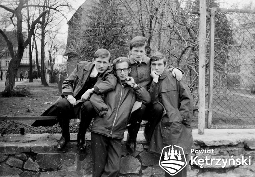 Grupa młodzieży na boisku Liceum Ogółnokształcącego – 1.05.1969r.   