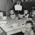 Dzieci przy posiłku z przedszkola „Caritas” z siostra Jolantą    