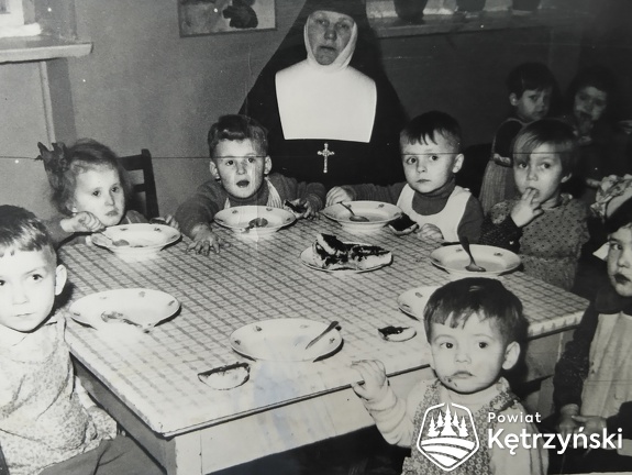 Dzieci przy posiłku z przedszkola „Caritas” z siostra Jolantą    