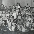 Dzieci z przedszkola „Caritas” z siostrą Jolantą – 1961r.    