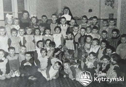 Dzieci z przedszkola „Caritas” z siostrą Jolantą – 1961r.    