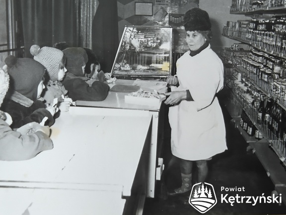 Dzieci z przedszkola nr 2 kupujące lizaki w sklepie „Pszczółka” – 1969r.   