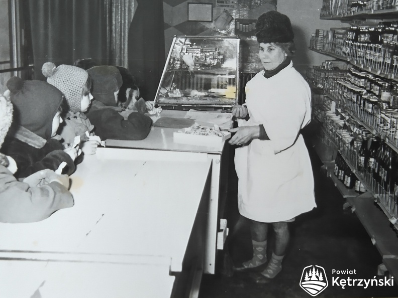 Dzieci z przedszkola nr 2 kupujące lizaki w sklepie „Pszczółka” – 1969r.   