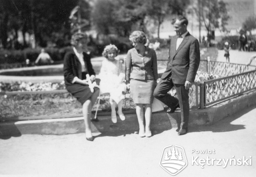 Rodzina Kędzierskich przy fontannie na ówczesnym pl. Wolności (obecnie pl. Piłsudskiego) – 1964r.  