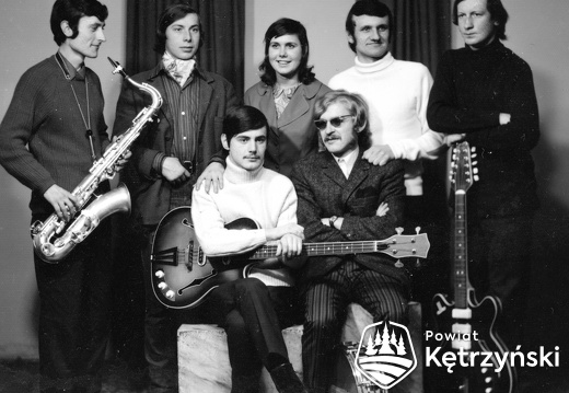 Zespół „Aiwa” w składzie (od lewej) Mirosław Moczadło, Ryszard i Ewa Łapicz (śpiew), Jan Kosior, Piotr Ejsmont, Andrzej Ciechanowicz, Tadeusz Stunżo – 1969r.    