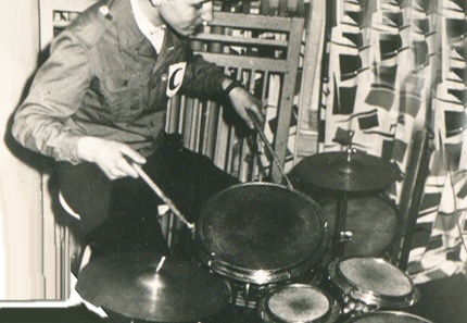 Lech Hryniewicki przy perkusji podczas występu zespołu „Cyklony” w klubie żołnierskim – 1964r.