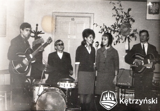 Zespół „Aiwa” podczas występu w Powiatowym Domu Kultury w budynku dawnej loży – 1966r.   