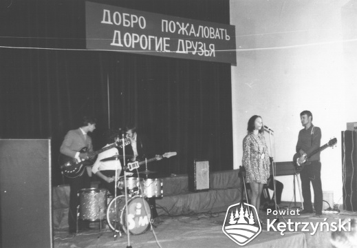 Zespół „Aiwa” podczas występu na festiwalu organizowanym na sali kętrzyńskiego zamku przez Towarzystwo Przyjaźni Polsko-Radzieckiej