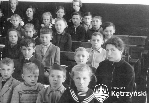 Uczniowie klasy IV Szkoły Podstawowej nr 2 (wychowawczyni p. Pylińska) – 1956r.  