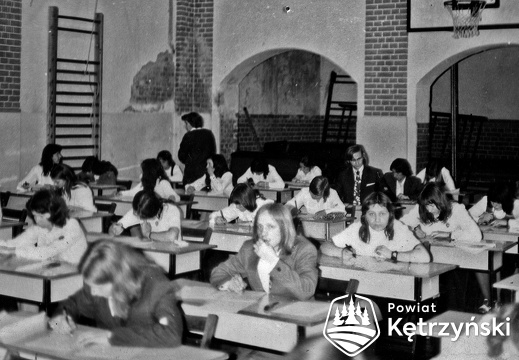 Uczniowie podczas matury z języka polskiego w sali gimnastycznej Liceum Ogólnokształcącego – 6.05.1974r.  