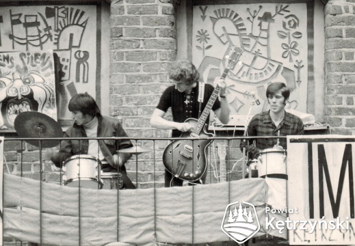 Koncert grupy „Rodzaj Ciszy” na balkonie dziedzińca zamkowego podczas przeglądu zespołów rockowych – 1972r.    