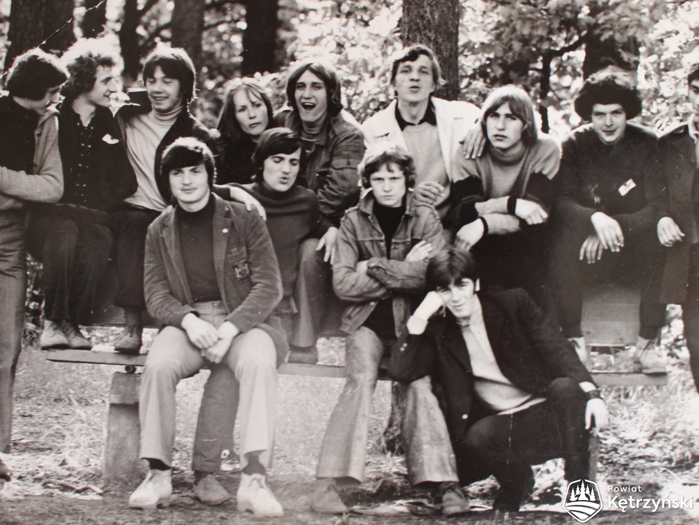Członkowie pierwszego w Kętrzynie zespołu rockowego „Rodzaj Ciszy” z grupą fanów podczas postoju na wojewódzki przegląd w Piszu – maj 1972r.  