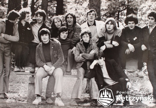 Członkowie pierwszego w Kętrzynie zespołu rockowego „Rodzaj Ciszy” z grupą fanów podczas postoju na wojewódzki przegląd w Piszu – maj 1972r.  