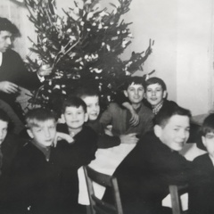 Dzieci ze świetlicy klubu „Farel” (w głębi stoi wychowawca Zdzisław Jaroszek) – 1971r.  