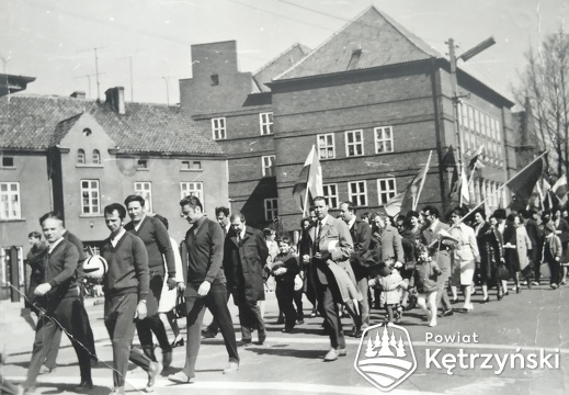 Pracownicy „Farela” w drodze na pochód – 1.05.1971r.  