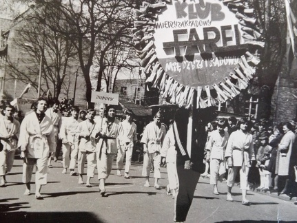 Młodzież sekcji judo międzyzakładowego klubu „Farel” w czasie pochodu – 1.05.1971r. 