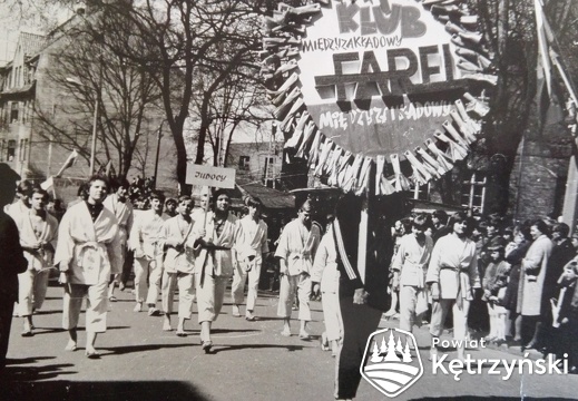 Młodzież sekcji judo międzyzakładowego klubu „Farel” w czasie pochodu – 1.05.1971r. 