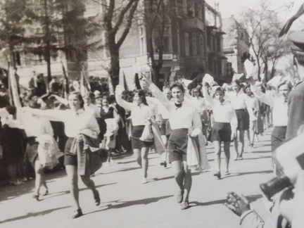 Młodzież podczas pochodu – 1.05.1971r.  