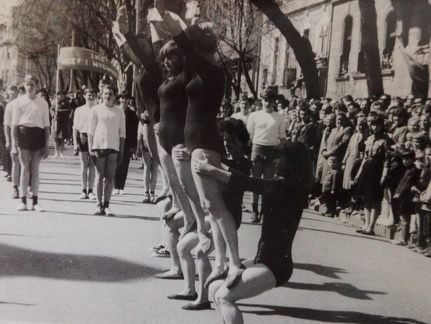 Grupa gimnastyczek z klubu „Farel” podczas pochodu – 1.05.1970r.  
