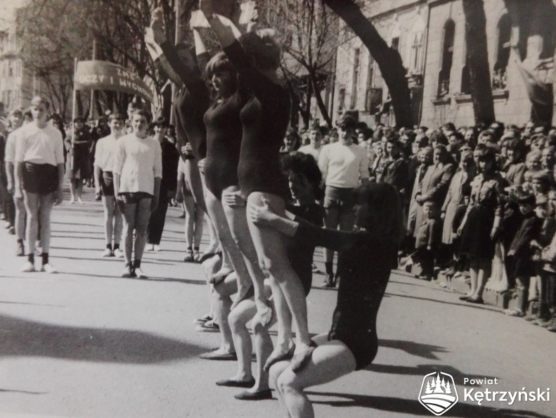 Grupa gimnastyczek z klubu „Farel” podczas pochodu – 1.05.1970r.  