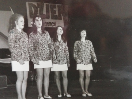 Występ żeńskiego zespołu z okazji „Dnia Metalowca” – 1970r.   
