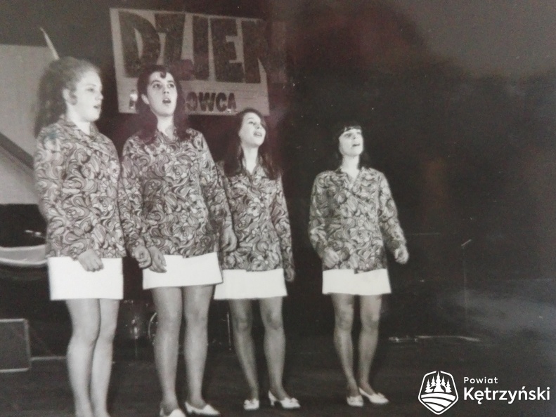 Występ żeńskiego zespołu z okazji „Dnia Metalowca” – 1970r.   