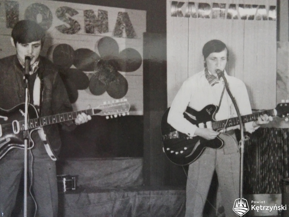  Występ zespołu muzycznego podczas imprezy „Wiosna 70” w sali kętrzyńskiego zamku – 1970r.    