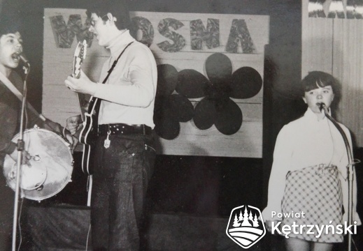 Występ zespołu muzycznego podczas imprezy „Wiosna 70” w sali kętrzyńskiego zamku – 1970r.   