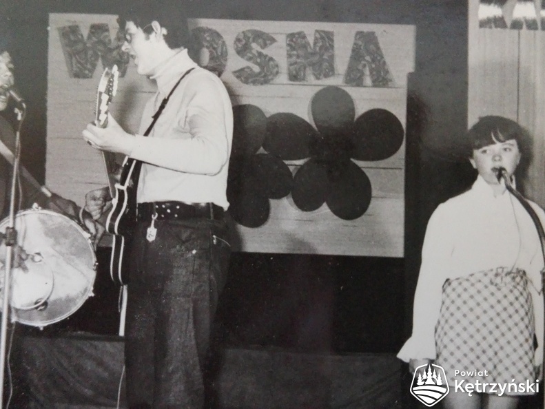 Występ zespołu muzycznego podczas imprezy „Wiosna 70” w sali kętrzyńskiego zamku – 1970r.   