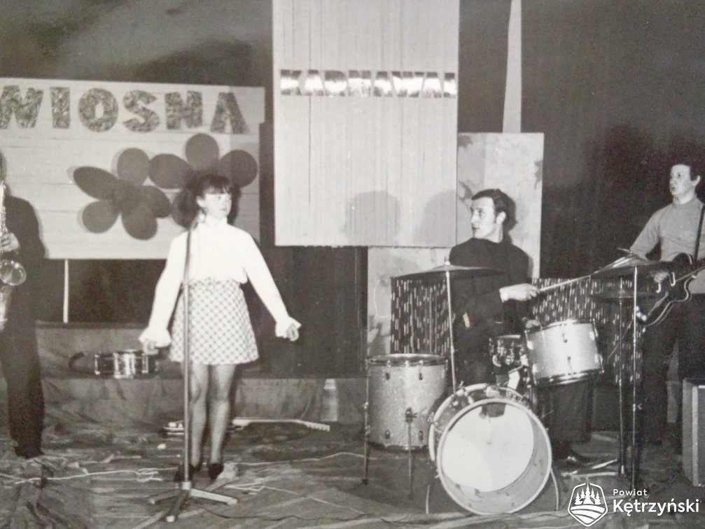 Występ zespołu muzycznego podczas imprezy „Wiosna 70” w sali kętrzyńskiego zamku – 1970r.        