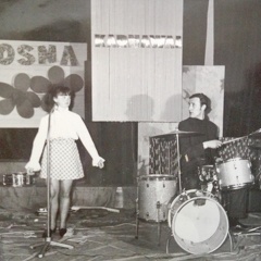 Występ zespołu muzycznego podczas imprezy „Wiosna 70” w sali kętrzyńskiego zamku – 1970r.        