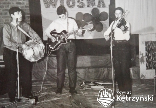 Występ zespołu muzycznego podczas imprezy „Wiosna 70” w sali kętrzyńskiego zamku – 1970r.      