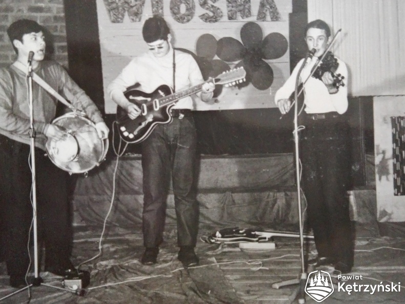 Występ zespołu muzycznego podczas imprezy „Wiosna 70” w sali kętrzyńskiego zamku – 1970r.      