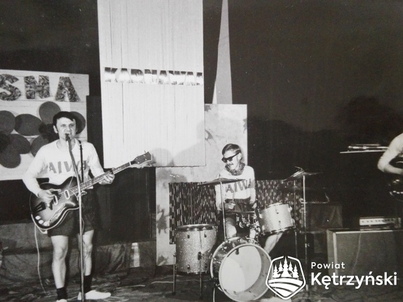 Występ zespołu „Aiwa” podczas imprezy „Wiosna 70” w sali kętrzyńskiego zamku – 1970r.         