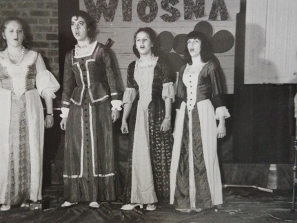 Występ żeńskiego zespołu wokalnego podczas imprezy „Wiosna 70” w sali kętrzyńskiego zamku – 1970r.      